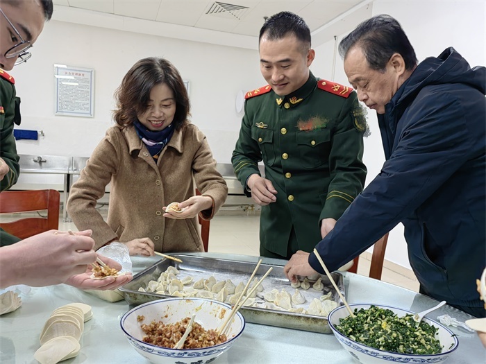 西安市未央区：“冬至”热饺暖兵心